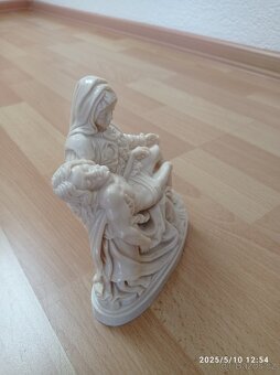 Michelangelova pieta.První je porcelánová, druhá alabastrová - 8