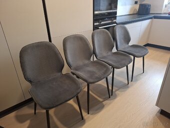 Masivní kuchyňský stůl ve výborném stavu - 8