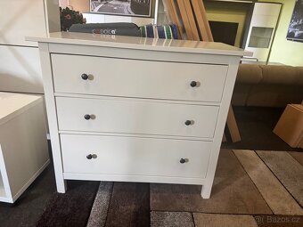 Hezká bílá šuplíková komoda IKEA HEMNES - 8