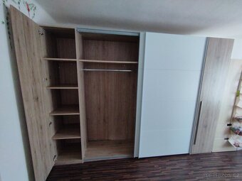 Velká šatní posuvná skříň - 8