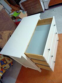 Prodám hezkou šuplíkovou komodu IKEA Hemnes. - 8