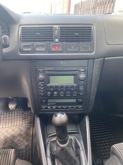 VW Golf 1.6 FSI benzín - 8
