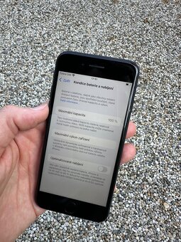 IPhone SE 2020 - baterie 100% - 8