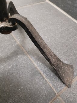 starý velký kovaný svícen - 8