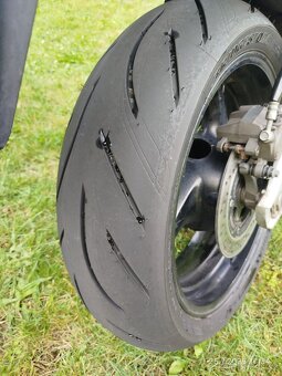 Suzuki GSR 600 - 8