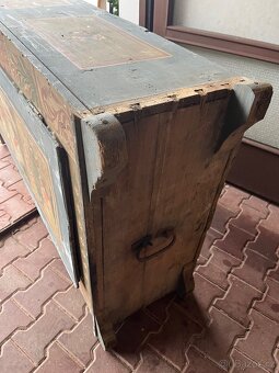 Stará malovaná skříň - 8