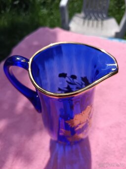 Modrý skleněný džbán se zlatými květinami - 8