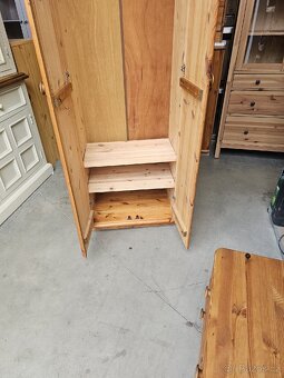 MASIVNÍ ŠATNÍ SKŘÍŇ - 8