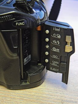 Minolta Dynax 7xi + zoom Cosina 19-35mm (1991) - 8