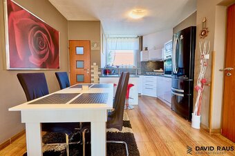 Prodej rodinného domu 5+kk  ( 219 m2) s garáží a bazénem,  B - 8