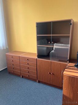 SET skříni a stolů s tmavým dřevěným dekorem - 8