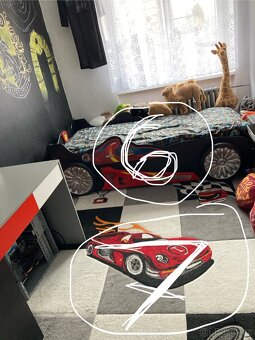 Dětský pokoj: postel auto (90/200),skříně a koberec. - 8