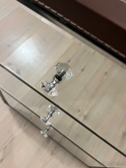 Zrcadlová komoda – 3 zásuvky, kožené detaily, krásný stav - 8