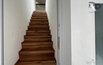 Pronájem jedinečného bytu ateliérového typu v podkroví rodin - 8