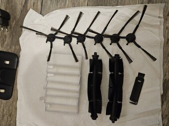 Robotický vysavač s mopem Philips s bohatým příslušenstvím - 8