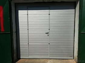 Sekční garážová vrata s dveřmi. - 8