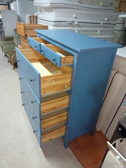 Prodám hezkou komodu z masivu IKEA HEMNES v modrém odstínu - 8