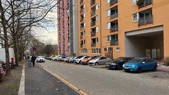 Pronájem garážového stání – Praha 8, Troja ul. Hnězdenská - 8