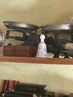 Staré psací stroje a váhy - 8