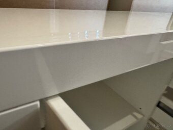 Hezká velká bílá lesklá komoda s dveřmi a šuplíky - 8
