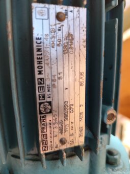 Elektromotor s převodovkou a navijákem. - 8