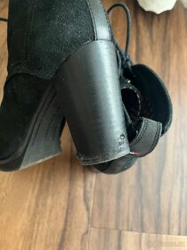 Kotníkové kožené černé boty na podpatku Tommy Hilfiger - 8