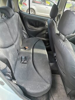 Toyota Yaris r. 2004 - 8