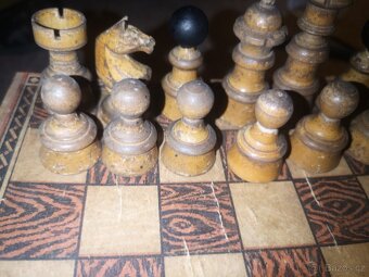 ŠACHY; staré dřevěné šachové figurky s patinou - komplet - 8