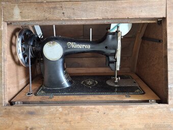 Starožitný šicí šlapací stroj stůl Minerva litinové nohy - 8