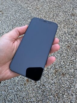 iPhone 12 - baterie 100% - 8