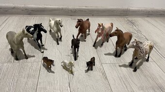Stáj Schleich s doplňky a 11 koňmi - TOP STAV - 8