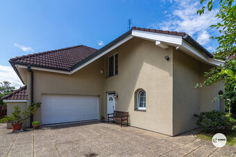 Rodinný dům 5+1 s bazénem a garáží, v atraktivní lokalitě ul - 8