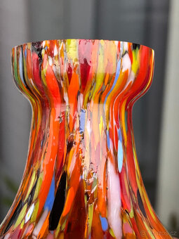 Starožitná malá váza 9.5 cm, barevné brokové sklo - 8