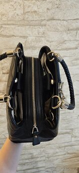 Krásná kabelka Guess s popruhem - 8
