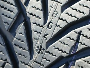 Pěkné zimní pneu Nokian 255/40/21 vzorek 8mm - 8