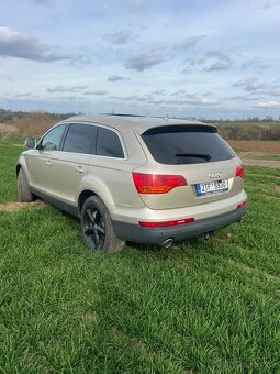 AUDI Q7 s vynikajícím motorem 4.2TDI panorama nova stk . Mot - 8