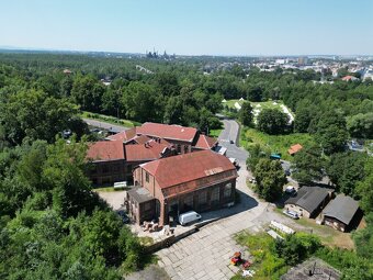 Výrobní nebo skladovací prostory k pronájmu v přízemí haly v - 8