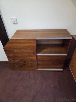 Skříň s posuvem a poličkami DÝHA OŘECH - 8