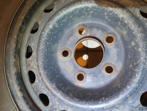 4x disky Kia s pneu na dojeti - 185/65/R15, cena dohromady - 8