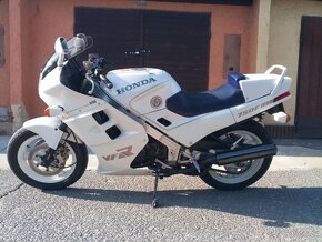 Honda VFR 750 F - 8
