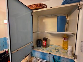 kuchyňská linka a skříňky - retro - 8