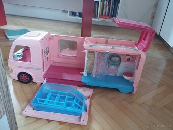 Karavan snů, kabriolet a panenky+ příslušenství - 8