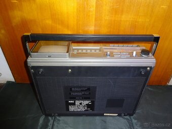 starý radiomagnetofon s televizí NEC CT-6000 - 8