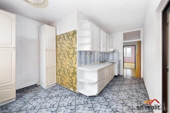 Prostorný byt 4+1, 84 m2, klidná ulice, výhledy do zeleně, K - 8