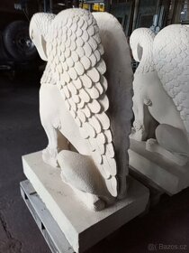 Kamenné pískovcové sochy Griffinů - 8