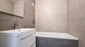 Podnájem prostorného bytu 3+1 s lodžií, lokalita Krynická, P - 8