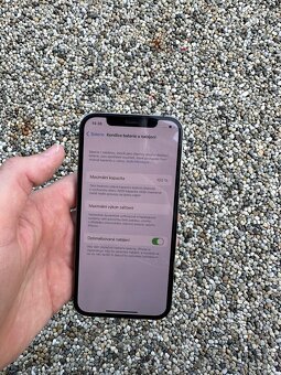 iPhone 12 pro - baterie 100% - 8