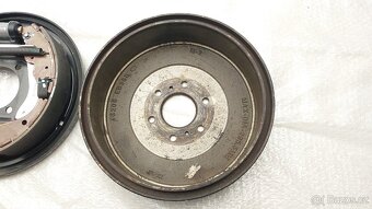 Nissan Navara D40 : Štíty zadních brzd - 8