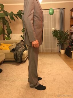 šedý oblek Hugo Boss,jemný proužek - sako NOVE, kalhoty TOP - 8