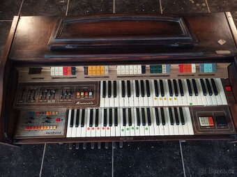 Starší elektrické varhany - 8